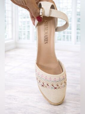 Dream Pairs Amanda-2” Cream Espadrille Wedge Sandals with Embroidered Detail GUC